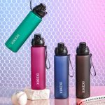 قمقمه ۱ لیتری، جنس اکریلیک، دارای درب پیچی با سری آسان‌نوش، عایق حرارت پلاستیک، دارای دستگیره (وارداتی)