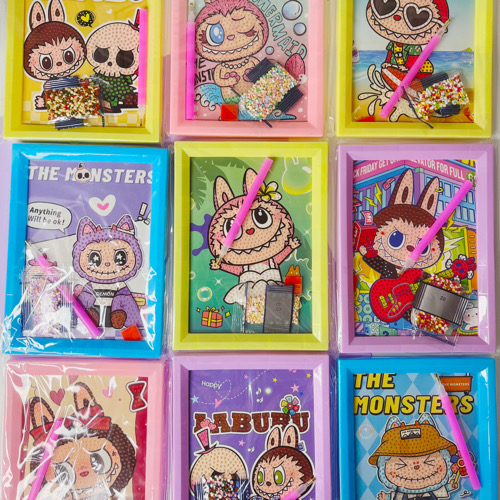 نقاشی الماسی قاب دار سایز ۱۳ در ۱۸ طرح لبوبو 11 تصویر نقاشی الماسی های طرح لبوبو سایز ۱۳ در ۱۸ از روبرو در کنار هم